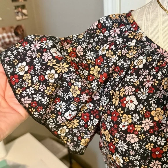 Simplefun Women’s Boho Black Floral Flutter Sleeve, Tie Front Top Size Med EUC - Picture 6 of 12